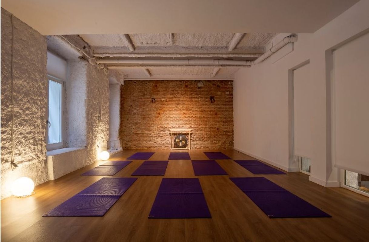 Lugar Barquillo Hot Yoga