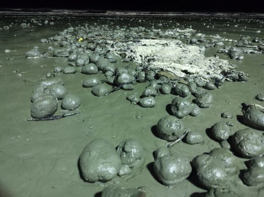 Bolas misteriosas tomam praia do litoral de SP
