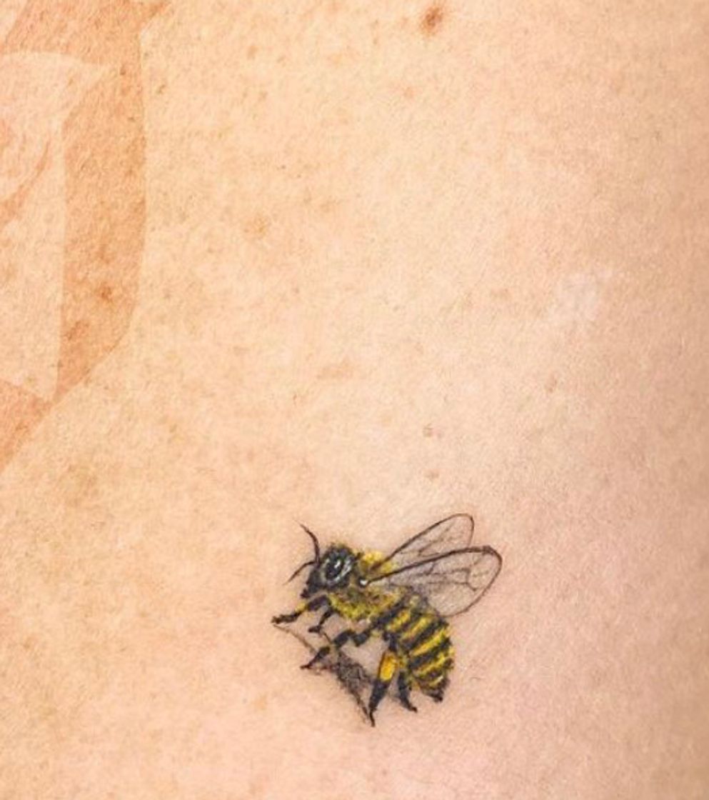 Moda Tattoo pequena de abelha🐝🐝