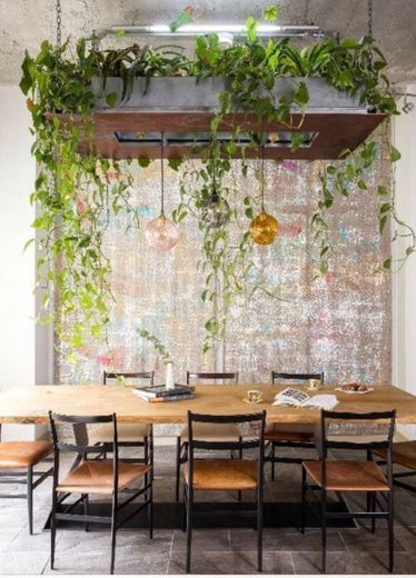 Sala de jantar com pendentes e plantas 💡🌿