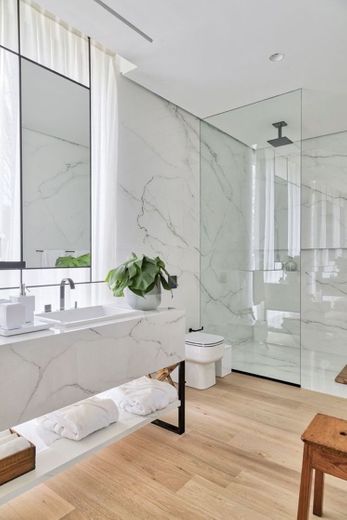 Banheiro em mármore com madeira