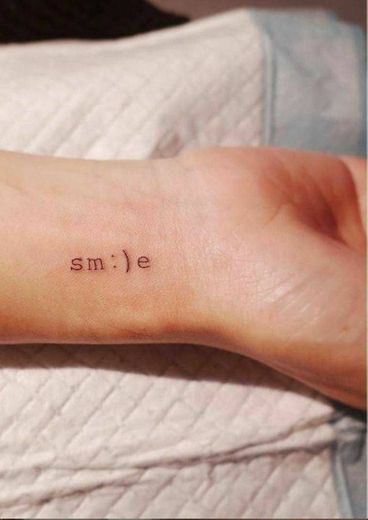 Tatuagem "Sm:)e"