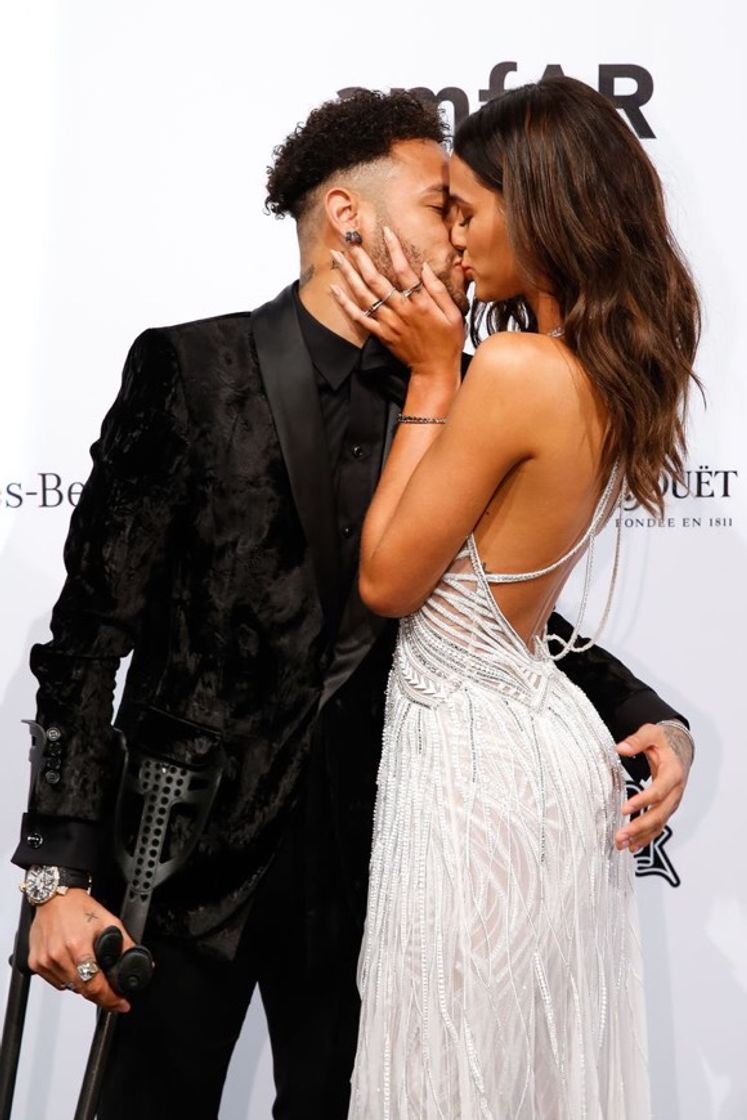 Moda Neymar beijando a Bruna marquezine