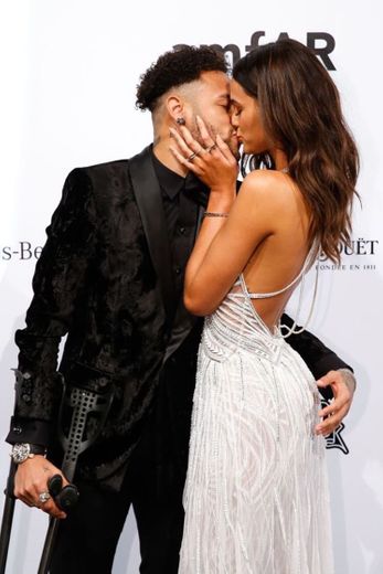 Neymar beijando a Bruna marquezine