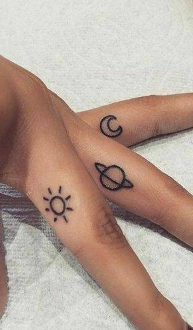 Tatuagem de planeta/sol/lua 