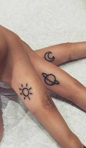 Tatuagem de planeta/sol/lua 