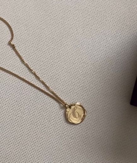 Colgante medalla inicial C plata recubierta oro | Aristocrazy