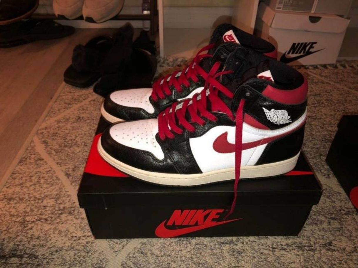 Social Jordan 555088-061 Air 1 High OG “Gym Red” Black