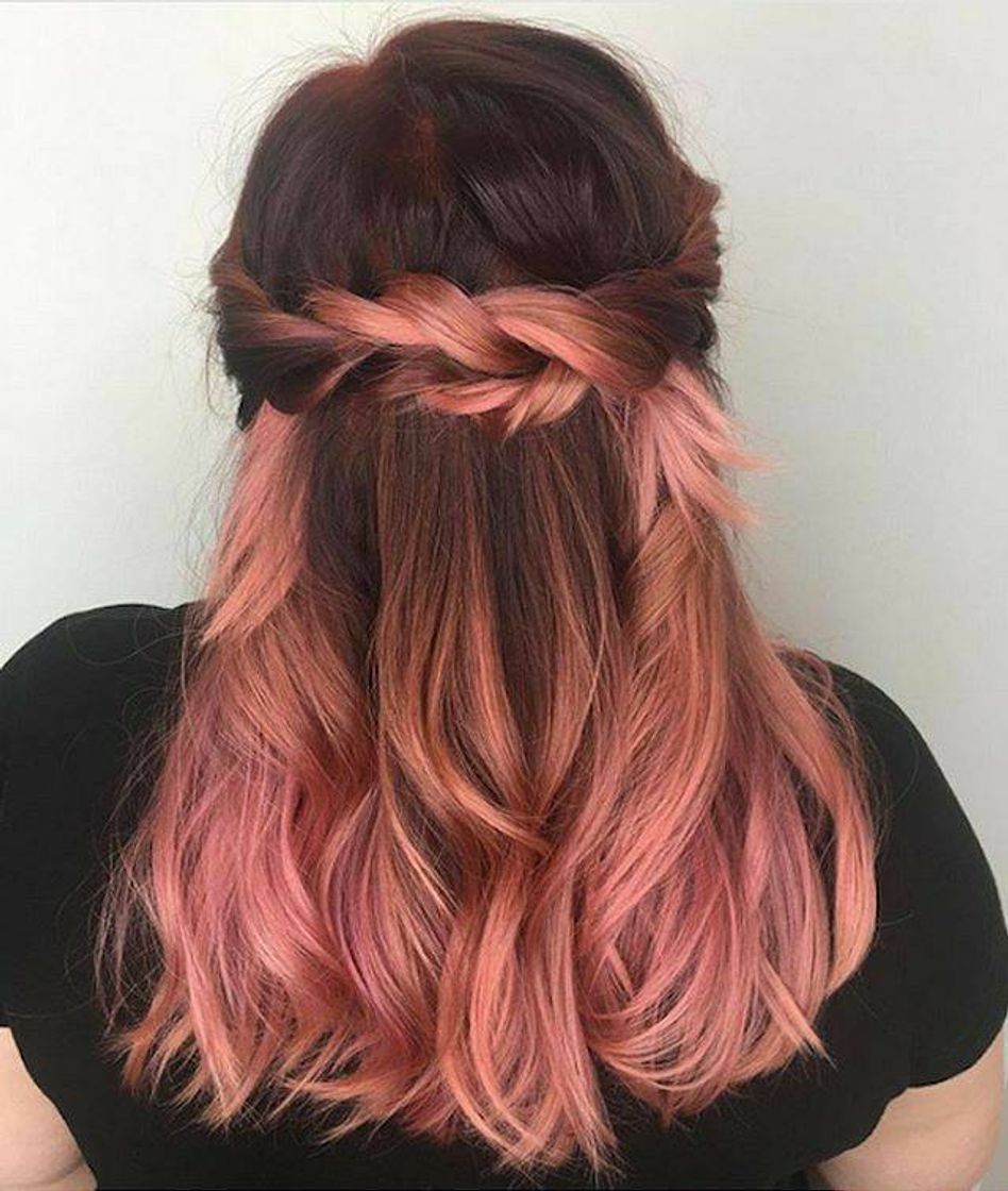 Fashion Cabelo na cor rosa, ideia de penteado com trança.