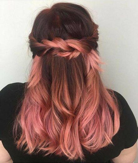 Cabelo na cor rosa, ideia de penteado com trança.