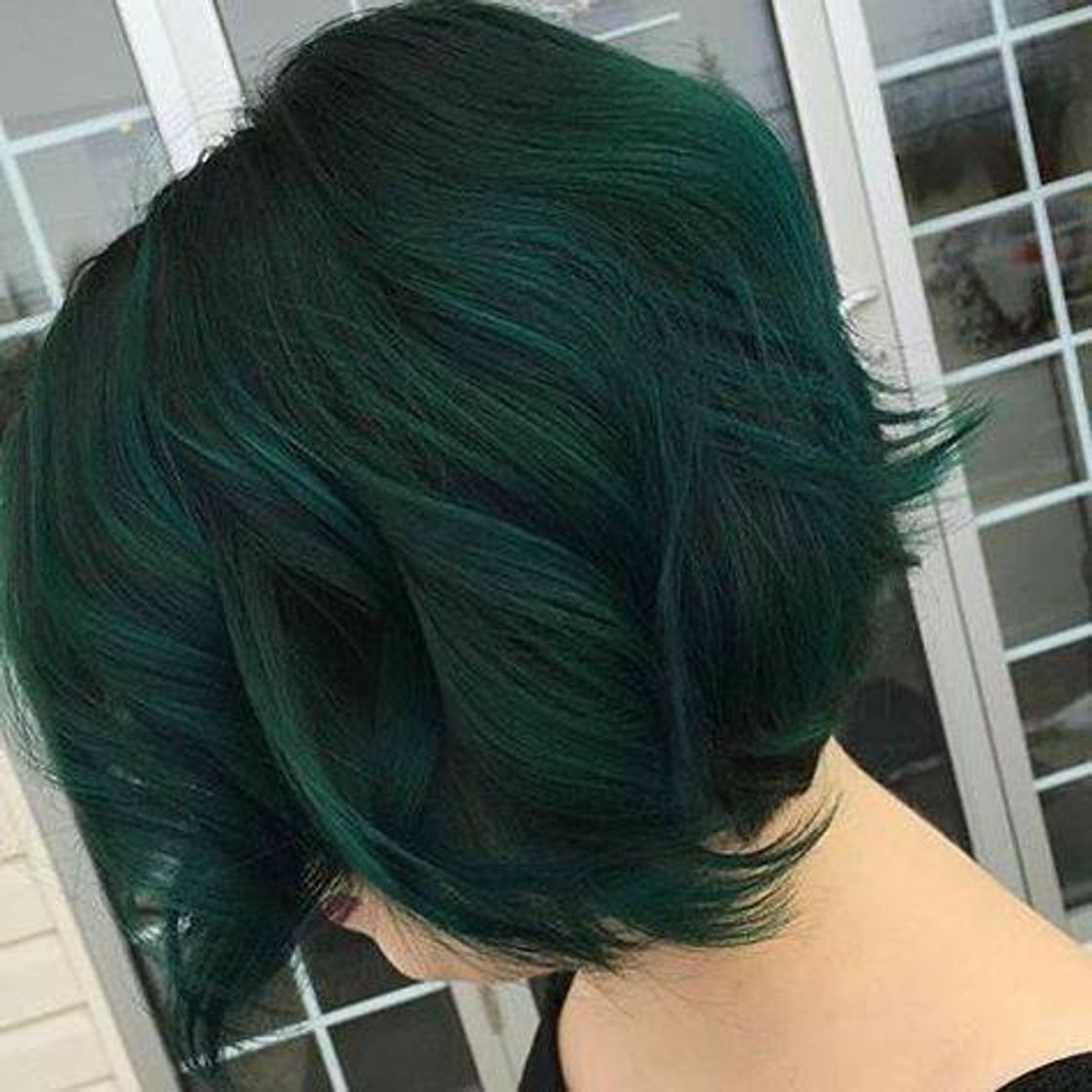 Fashion Cabelo na cor verde, corte super moderno.