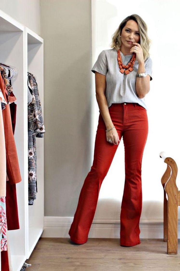 Fashion Look com calça flare colorida 