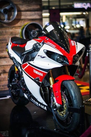 Yamaha r1