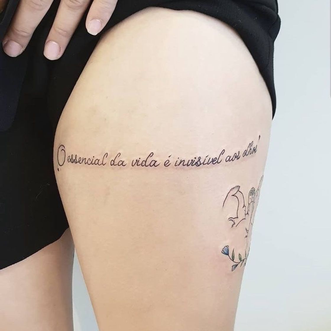 Moda Tattoo escrita na perna