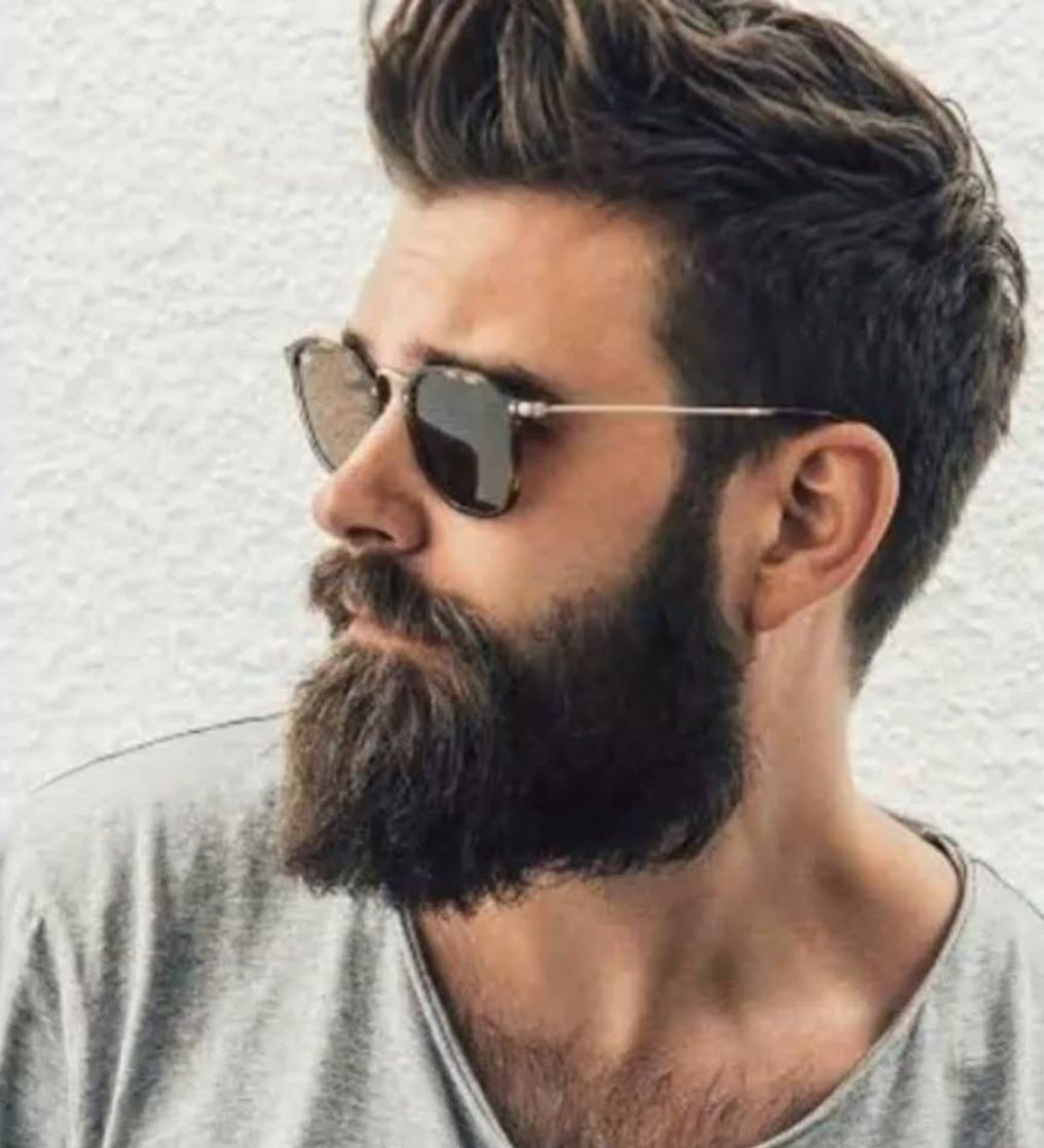 Fashion Estilo no Cabelo Conectado com a Barba 