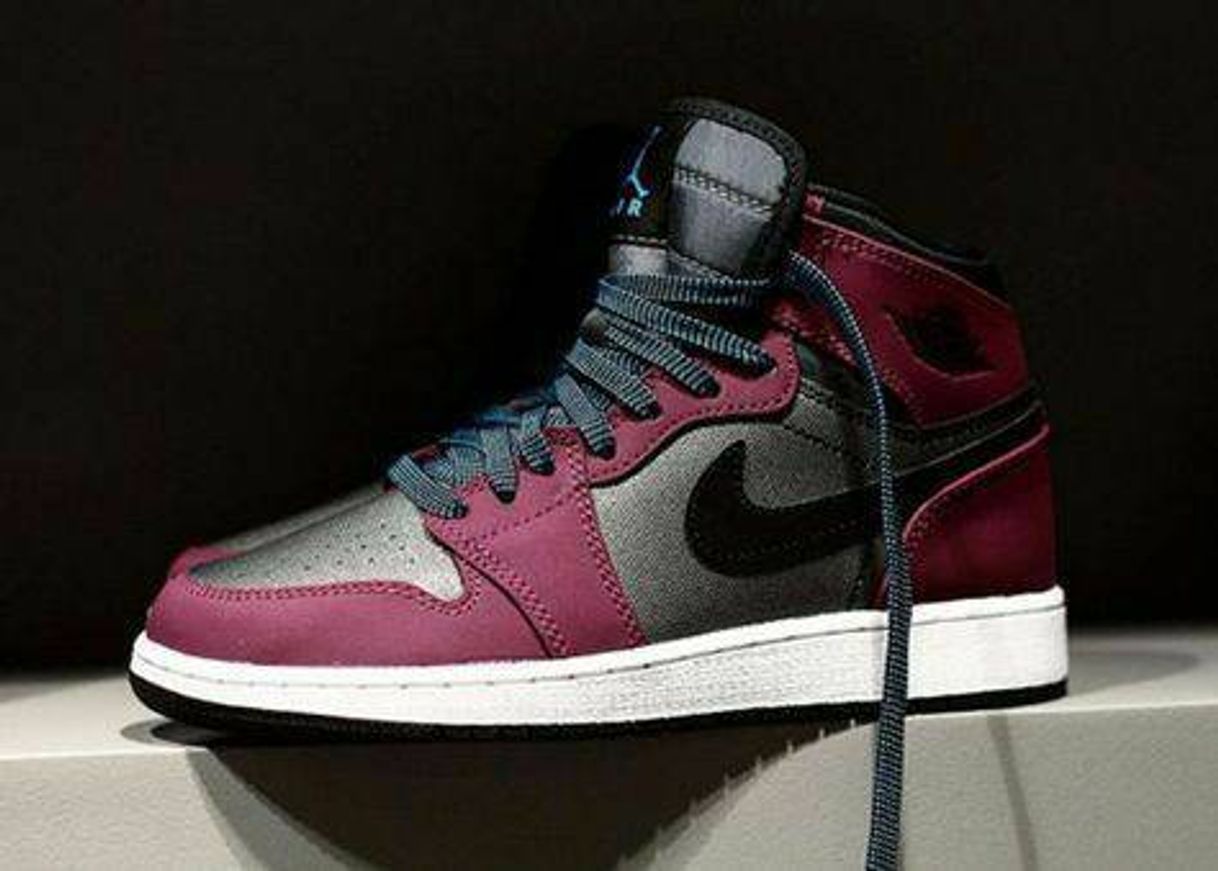 Moda Air Jordan 1 Retro High GG
“Mulberry”