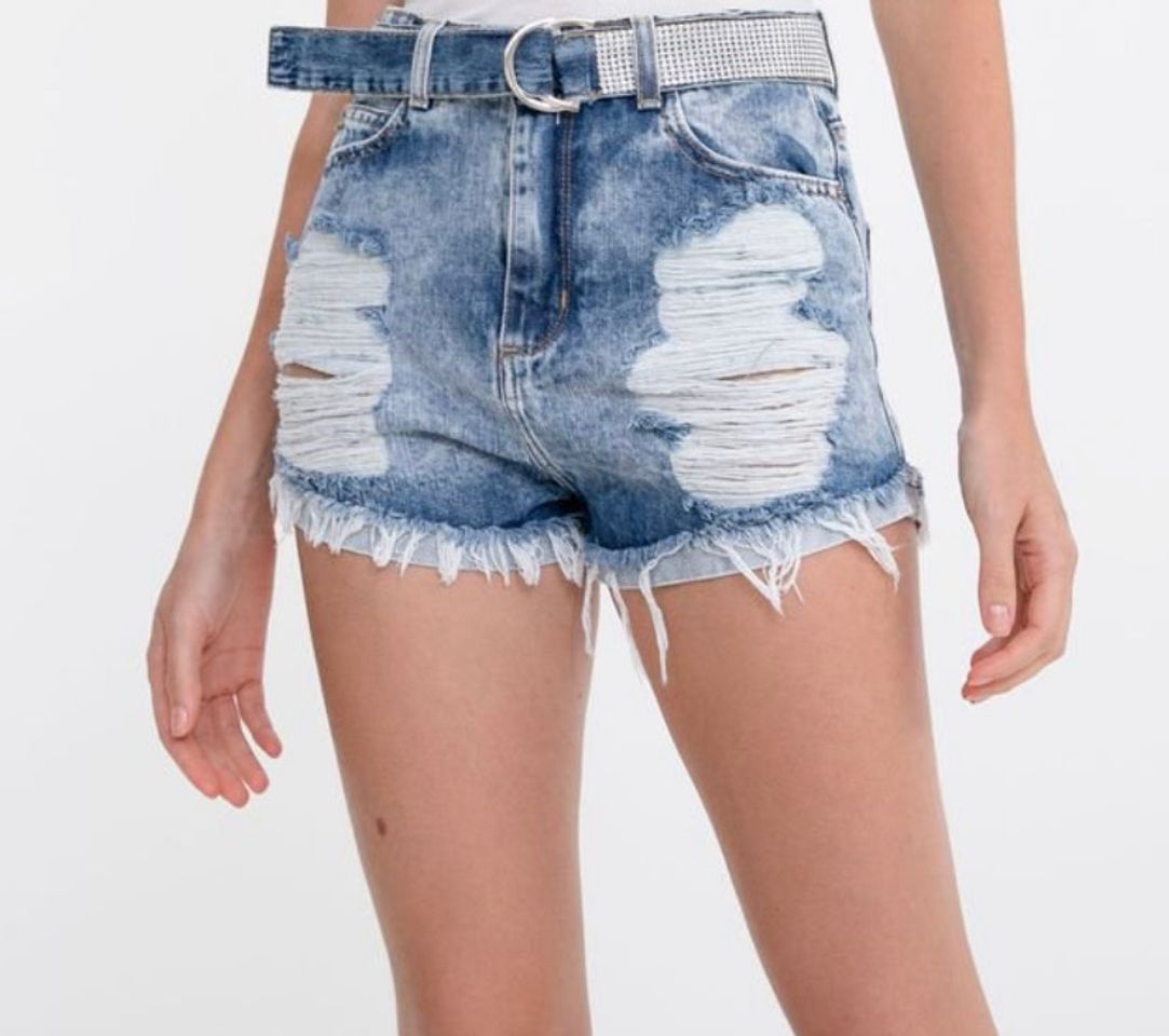 Moda Short Jeans Marmorizado com Puídos e Cinto de Strass Azul