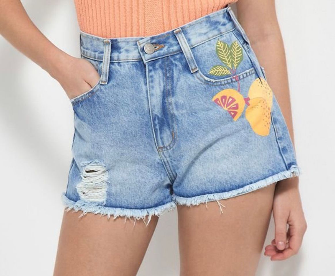 Moda Short Cintura Alta Jeans com Barra Desfiada e Estampa Limão Azul