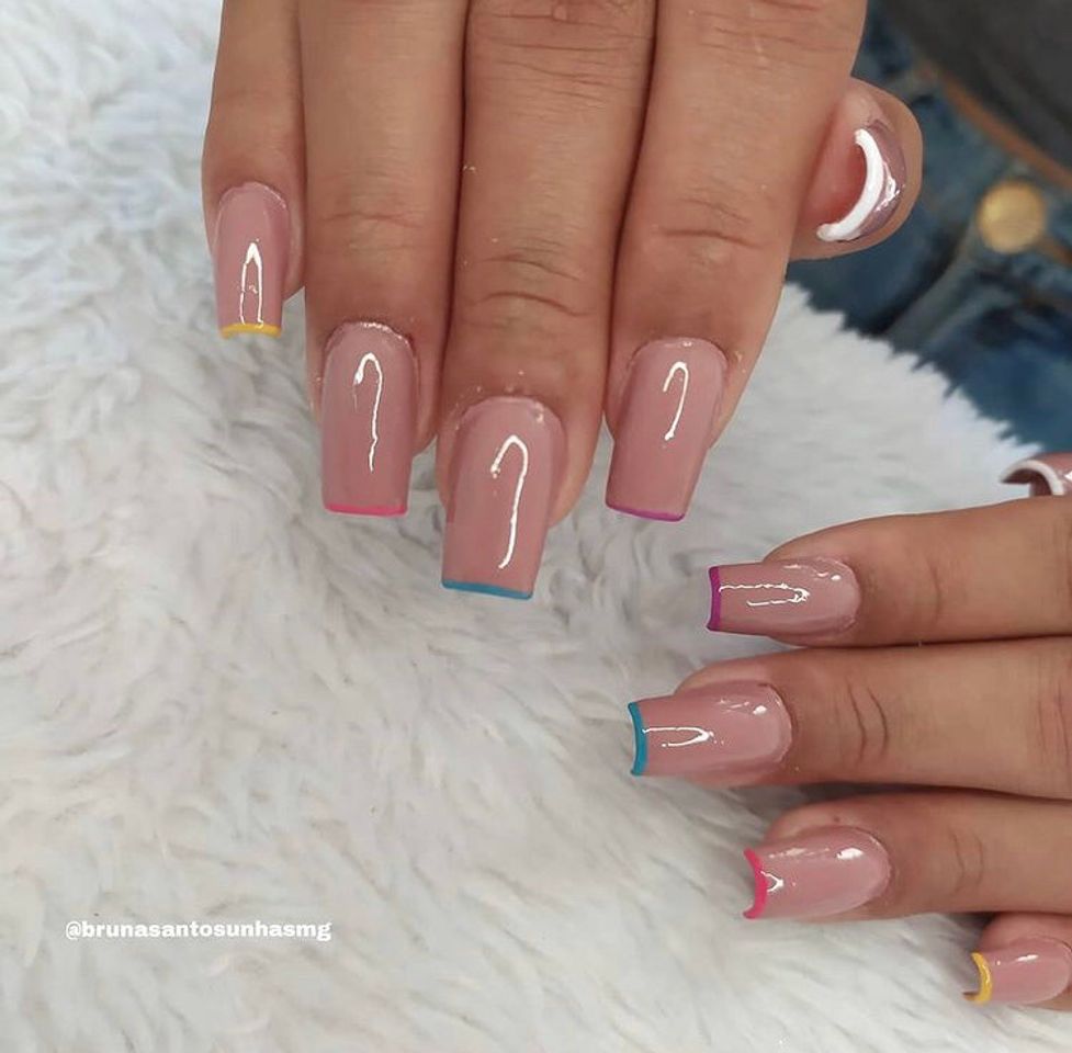 Moda Unhas nudes c. Francesinha colorida