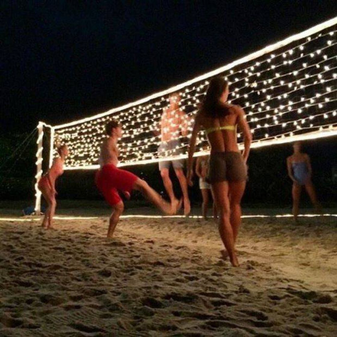 Moda Jogar vôlei a noite em uma praia 