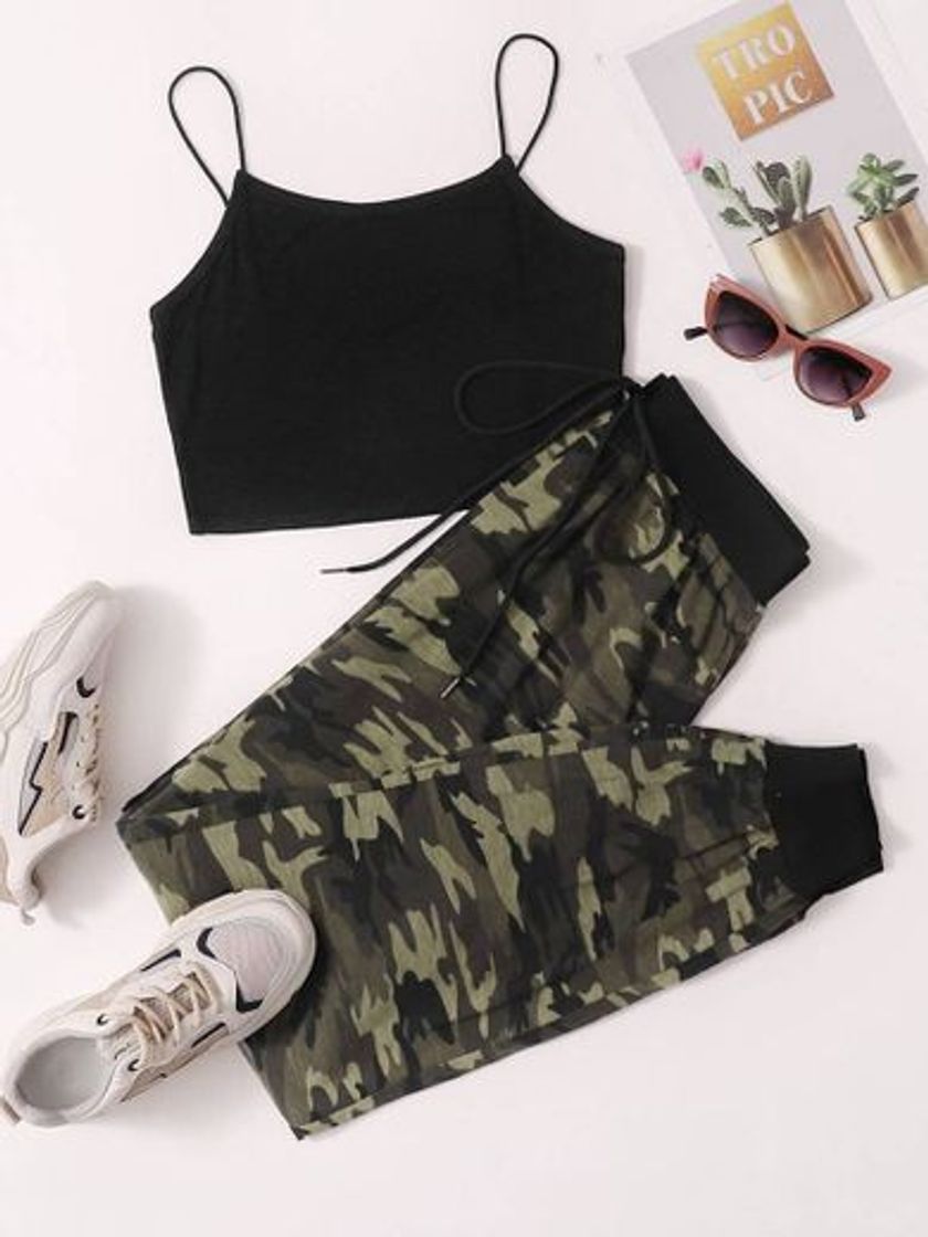 Moda Conjunto calça camuflada e cropped de alcinha