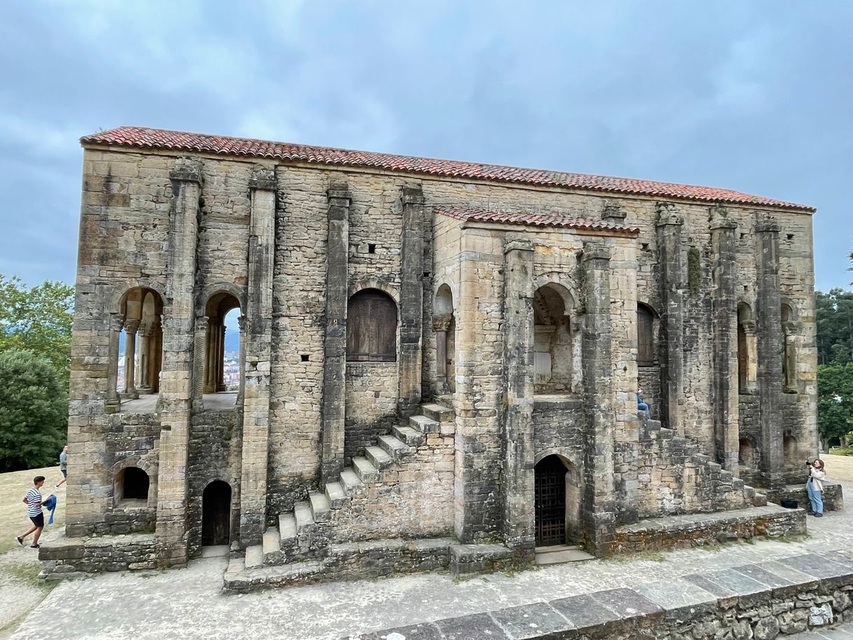 Lugar Santa María del Naranco. Prerrománico Asturiano