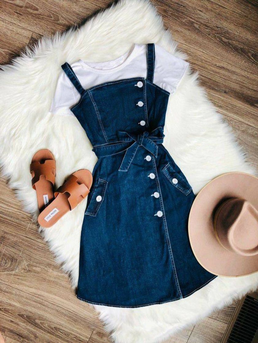 Fashion Vestido jeans  de alça com uma blusa branca por baixo 