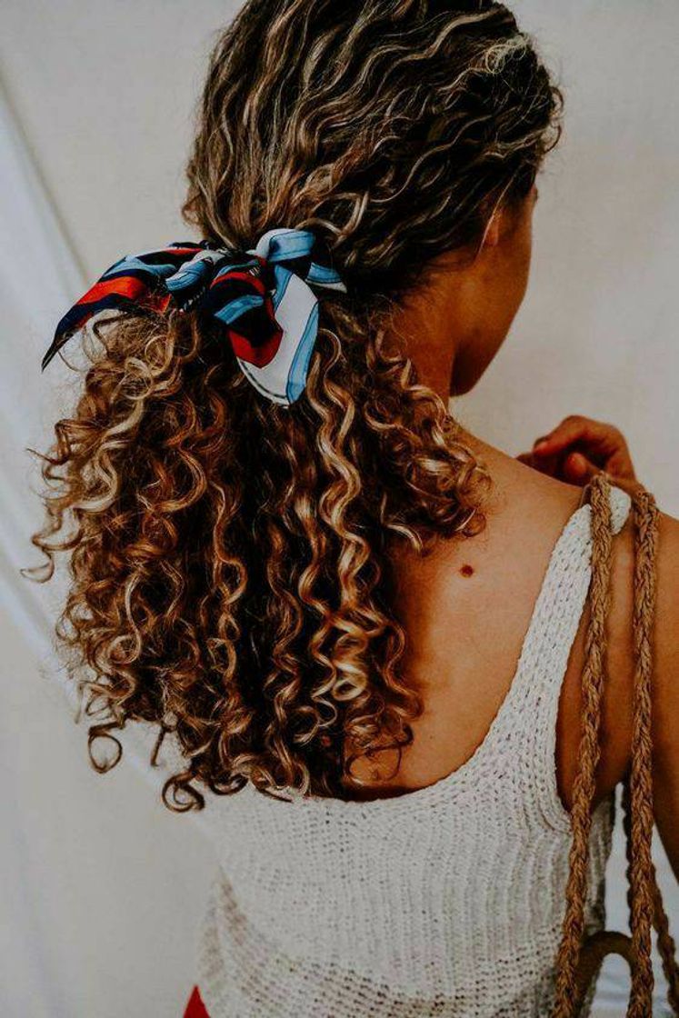 Moda Penteado usando lenço no cabelo  