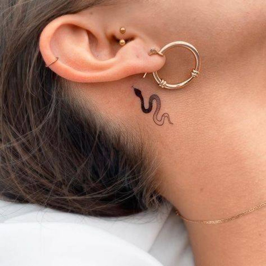 Fashion Tatuagem atrás da orelha mais que perfeita