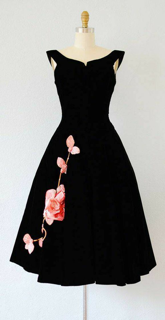 Moda Vestido preto com rosas 