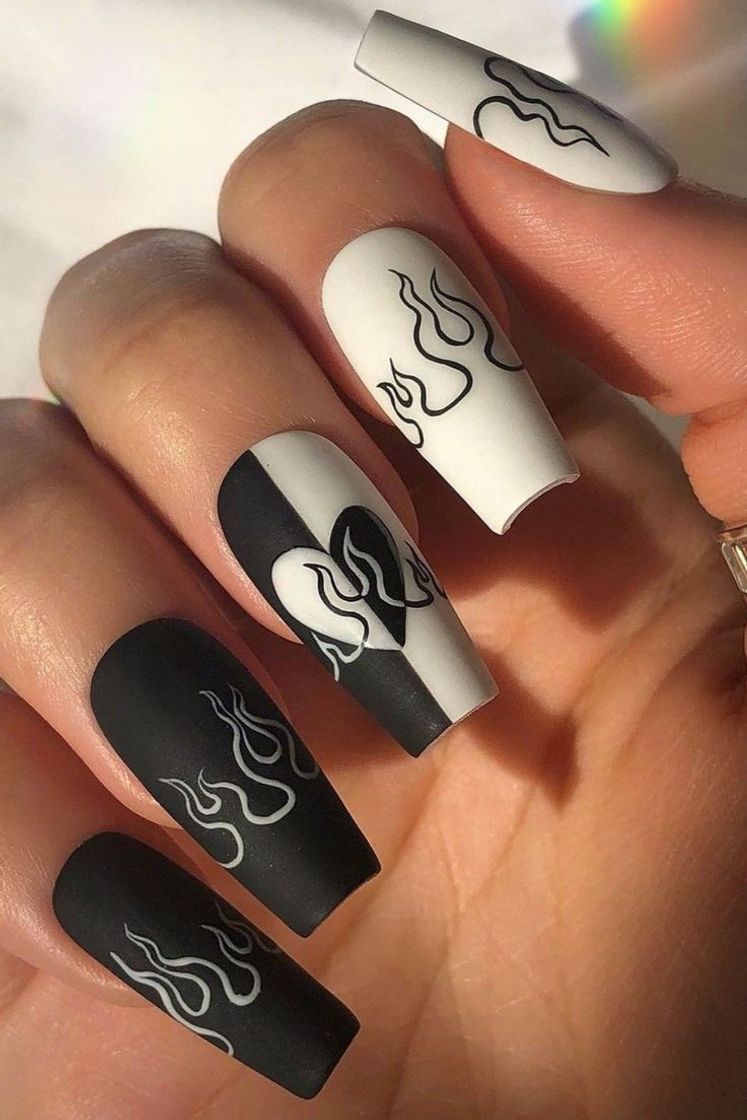 Social Uñas con diseño sencillo pero a la moda