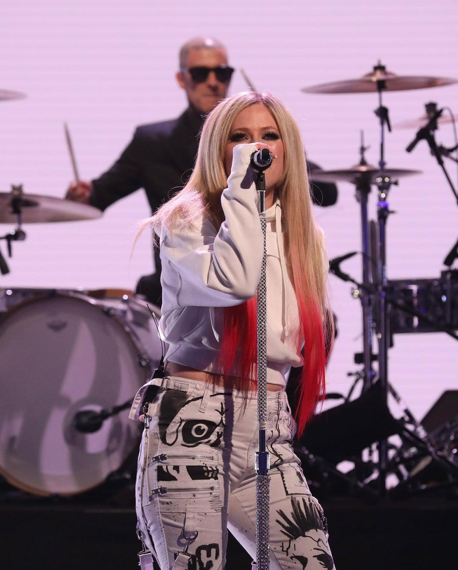 Moda Avril Lavigne Performs 'Bite Me' ft. Travis Barker - YouTube