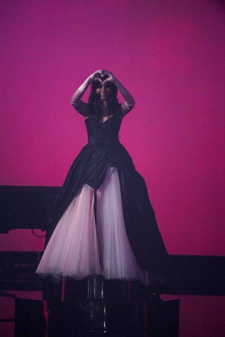 Moda Camila Cabello-(performance de Consequences no AMW 2018)