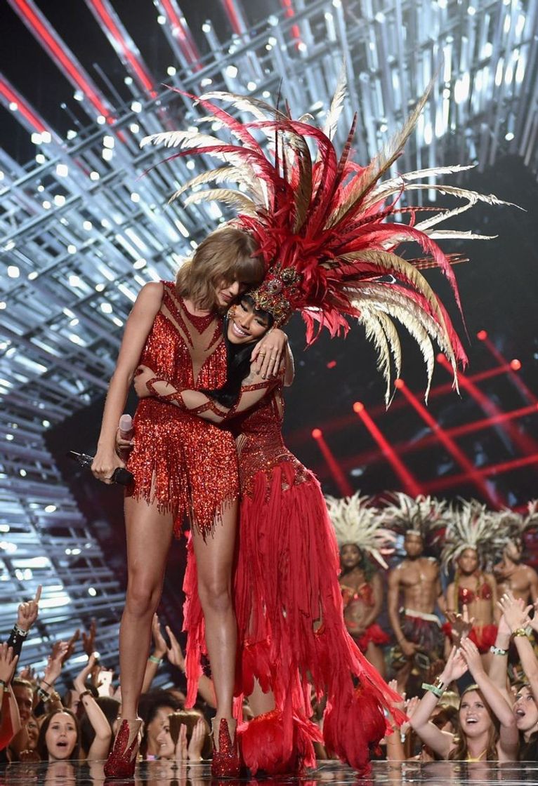 Moda Taylor Swift & Nicki Minaj Perform 'The Night is Still Young + Bad ...