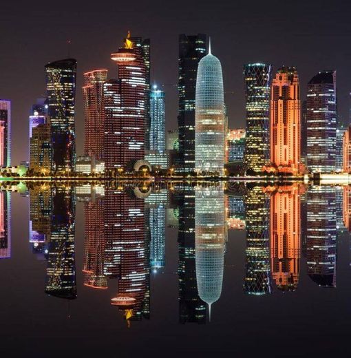 A Costa de Doha no Qatar ao anoitecer 