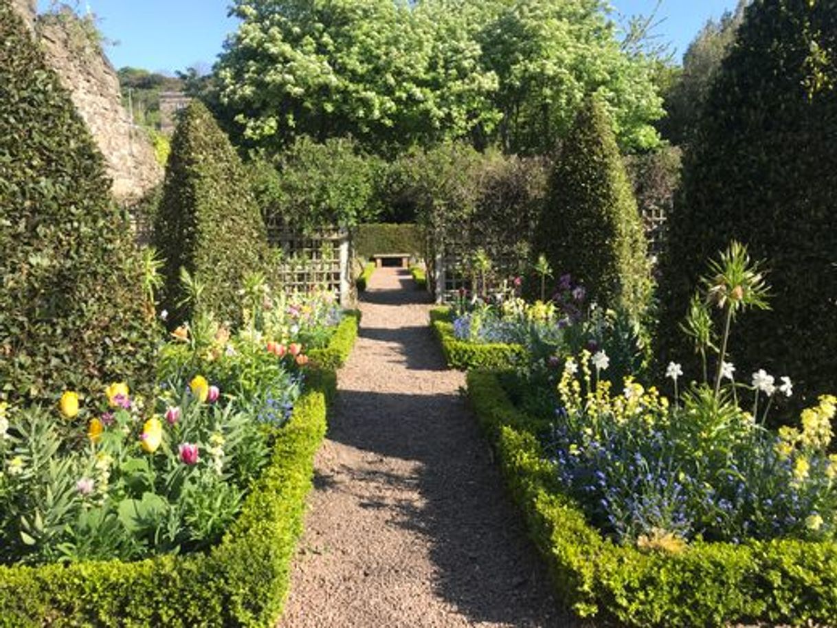 Dunbar’s Close Garden