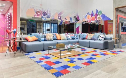 A sala da casa do 'BBB21' tem tapete multicolorido.