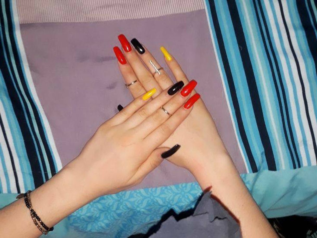 Moda unhas preto, vermelho e amarelo