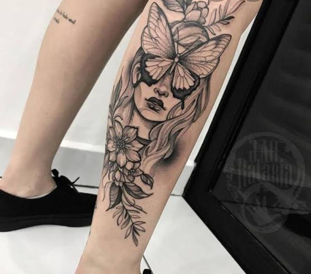 Moda Tatuagem feminina linda de mulher e borboleta 🦋