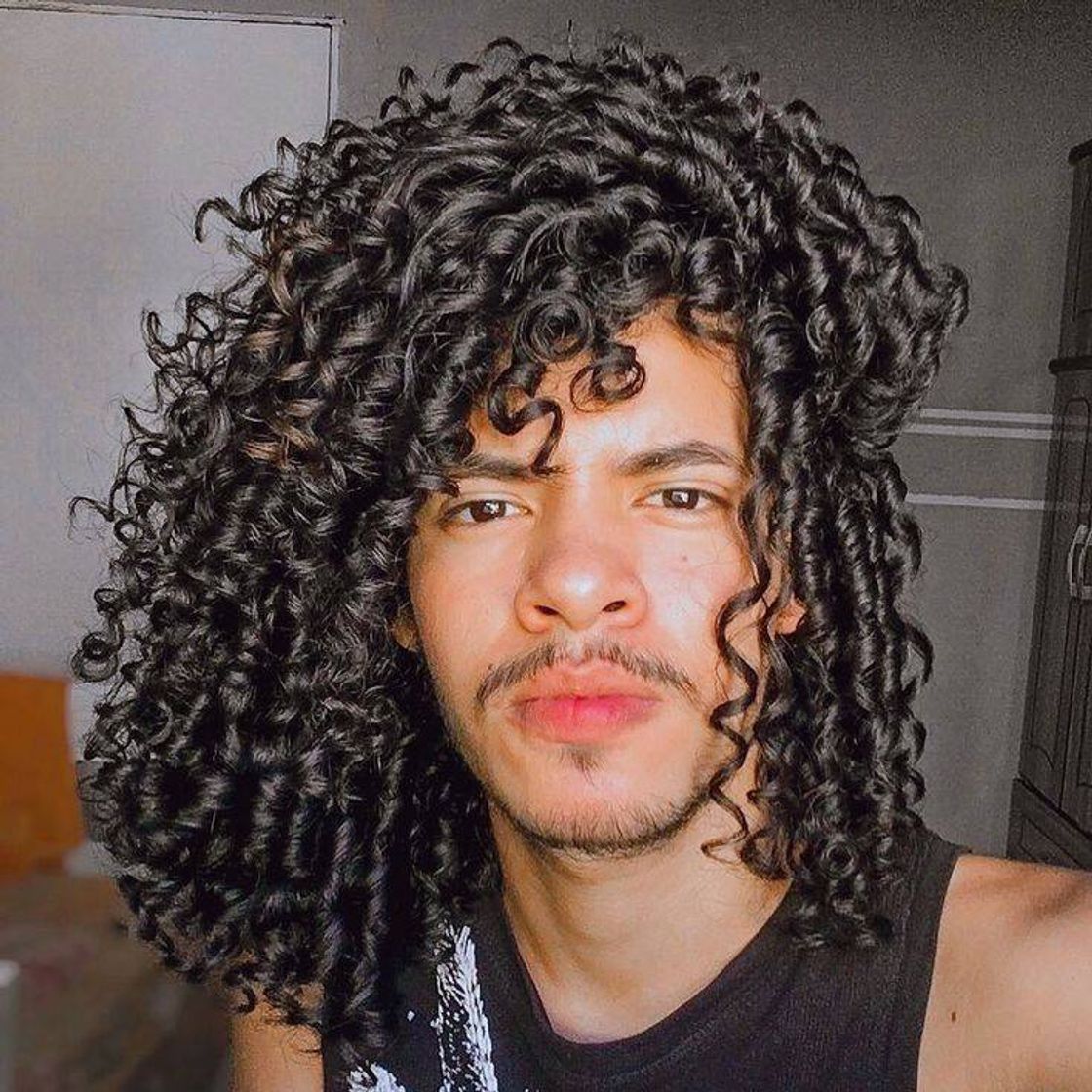 Fashion Muito linda homens com cabelo cacheado 