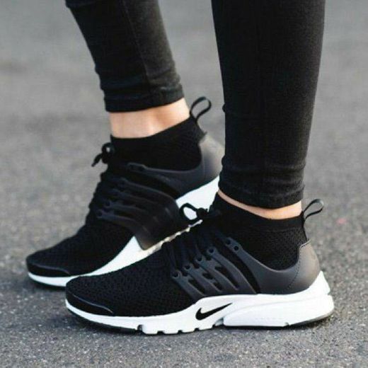 Nike air presto flyknit black white size