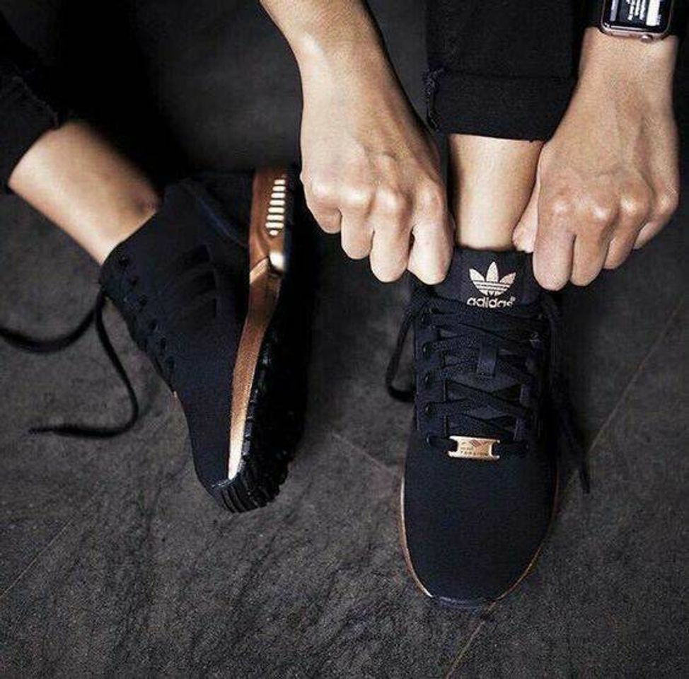 Fashion Tênis Adidas com detalhes dourado