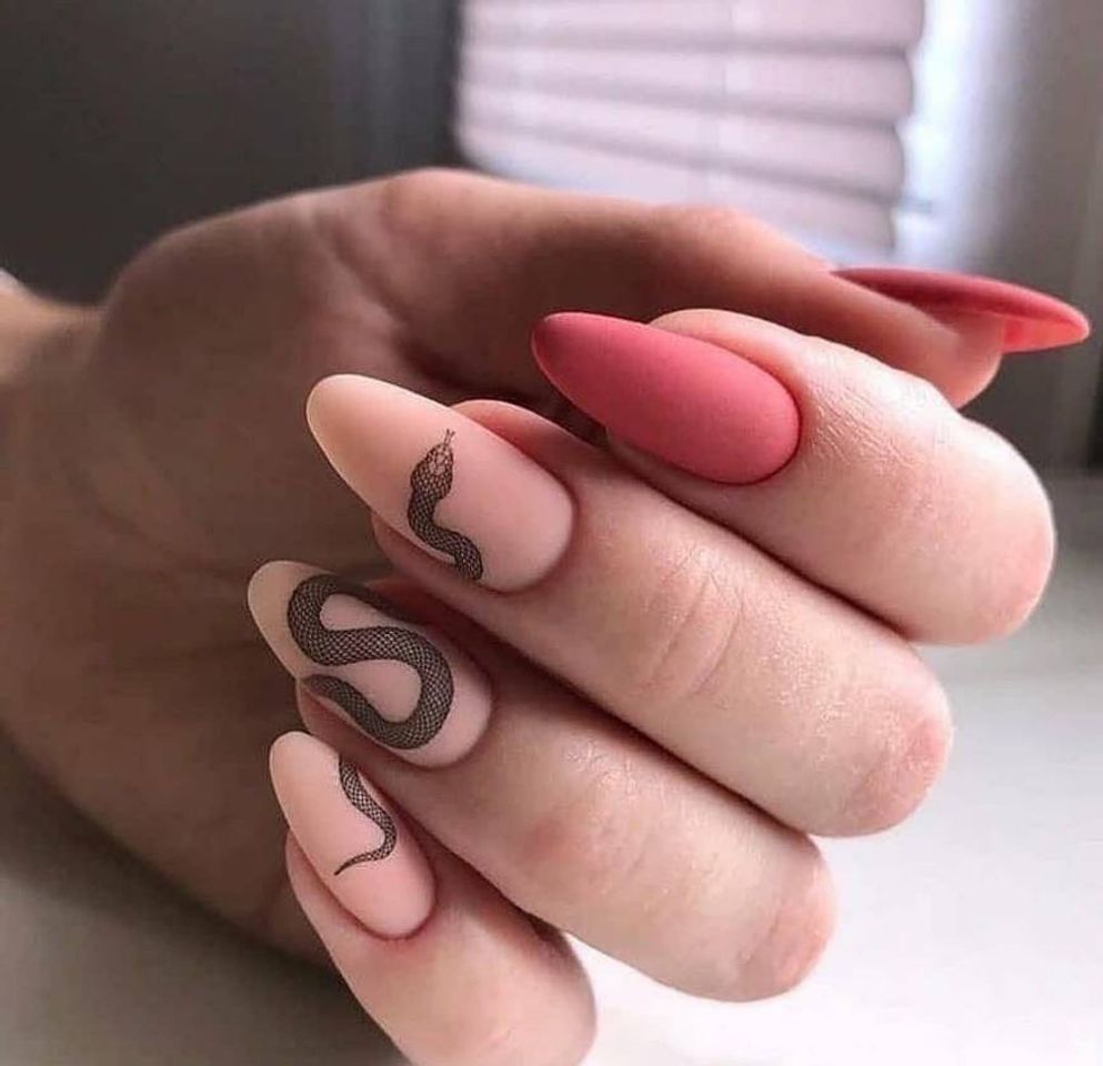 Moda Unhas decoradas diferentes 