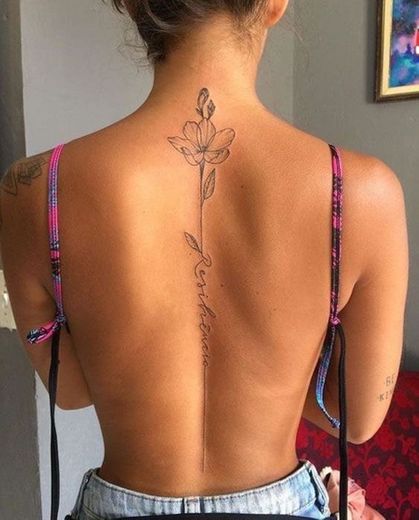 Tattoo delicada nas costas 