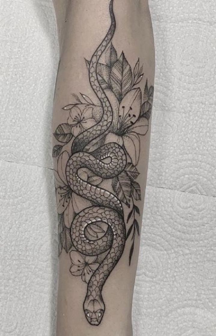 Fashion Tatuagem feminina de flores e cobra no braço 