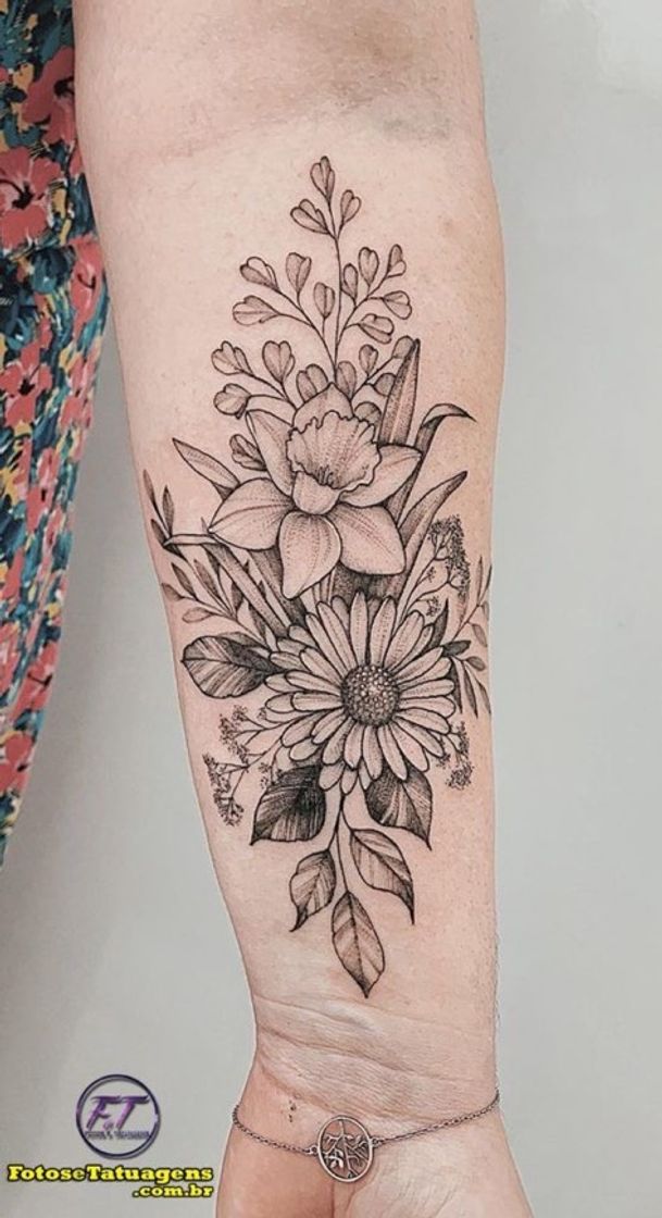 Fashion Tatuagem feminina de flores no braço 