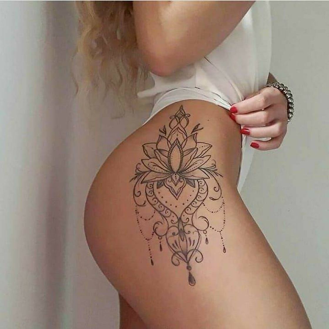 Moda Tattoo flor no quadril 💖