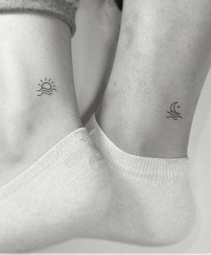 Tatuagem pequena sol e lua