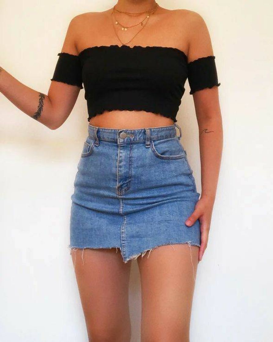 Moda Cropped preto ombro a ombro 