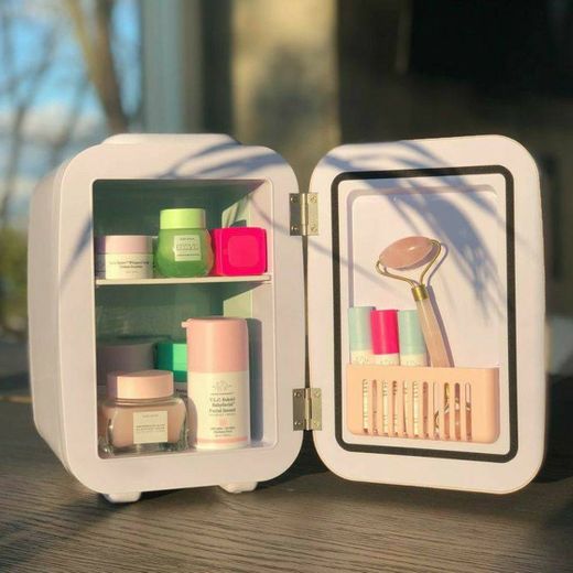 Uma mini geladeira para colocar produtos de skincare